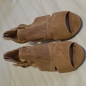 BELLA VITA TAN PERFORATED TOE HEELED ZIPPER BACK & BACK CLOSURE SANDALS 9W